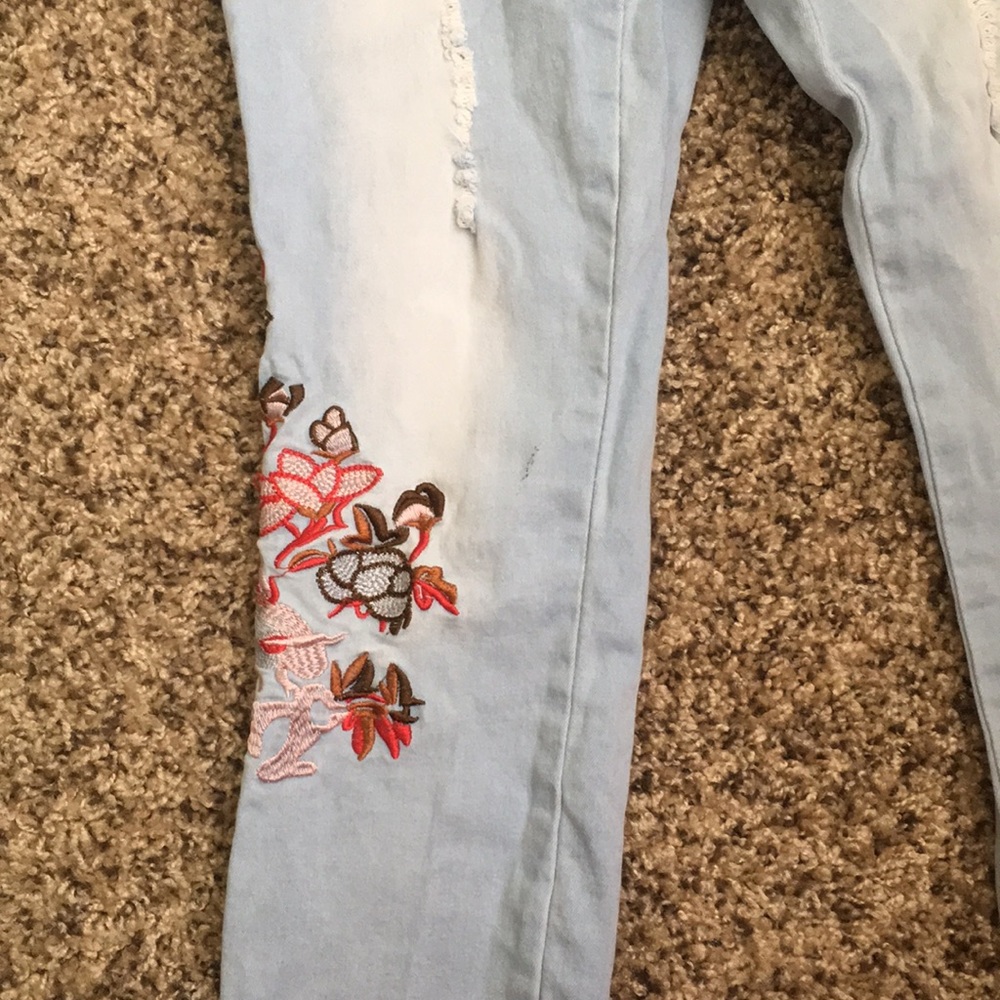 Ripped light blue jeans with frayed hem - Picture 3 of 6